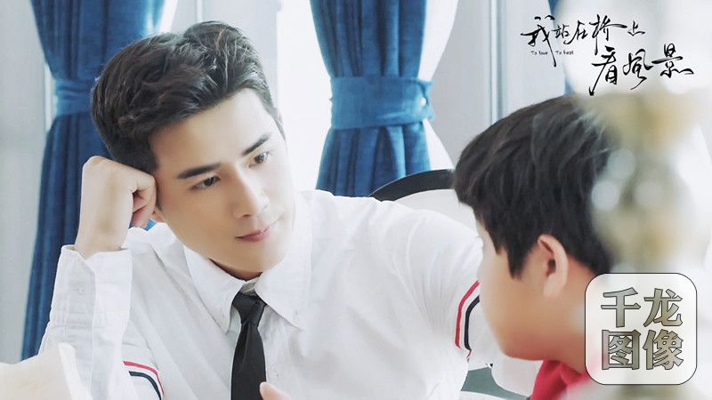 《我站在桥上看风景》热播中 姜潮花式尬撩李