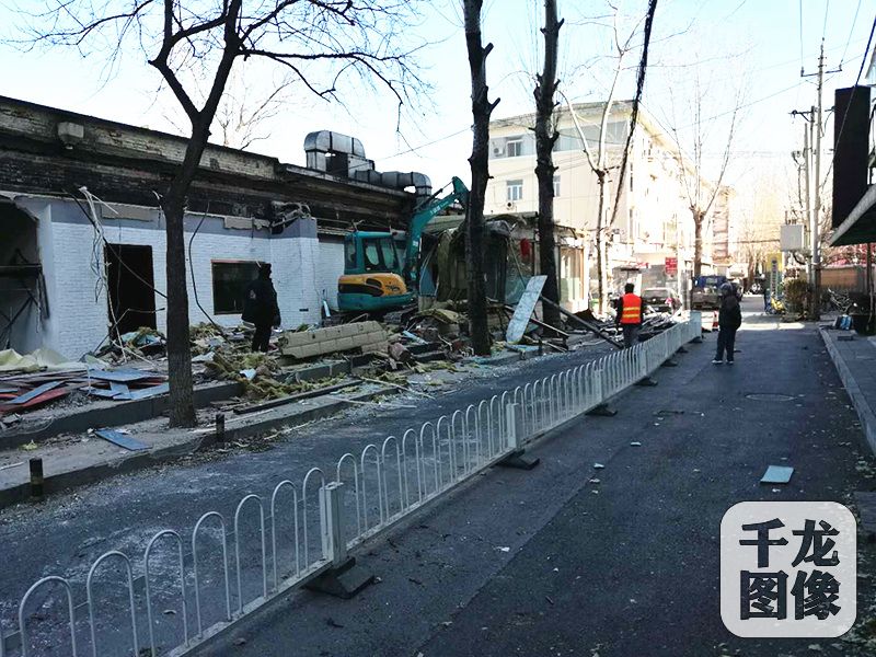 近日，北京市朝阳区三里屯城管执法队对东三里社区热力站的违法建设进行拆除。图为拆除现场。三里屯城管支队供图千龙网发