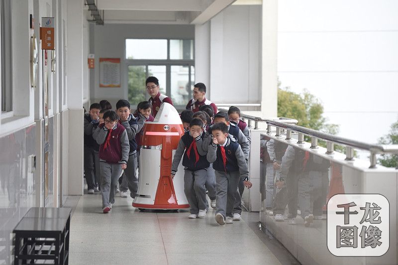 安防机器人小美发现烟雾报警,学生撤离