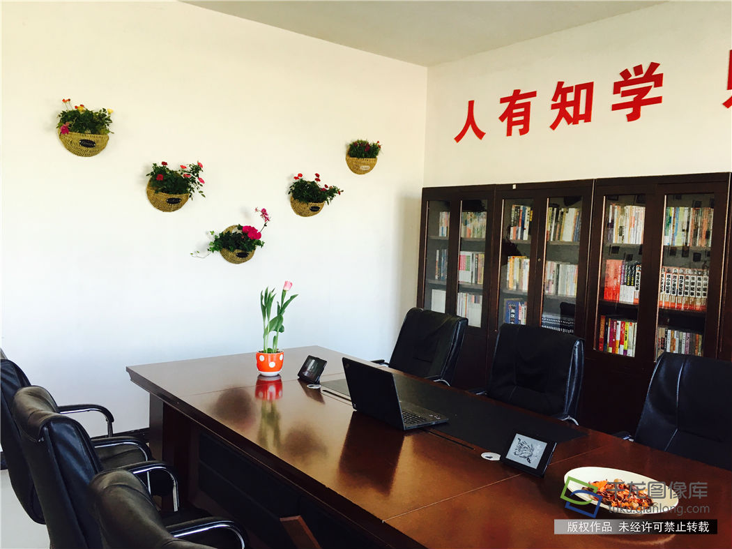 全国总工会职工书屋落户城建道桥华泰公司