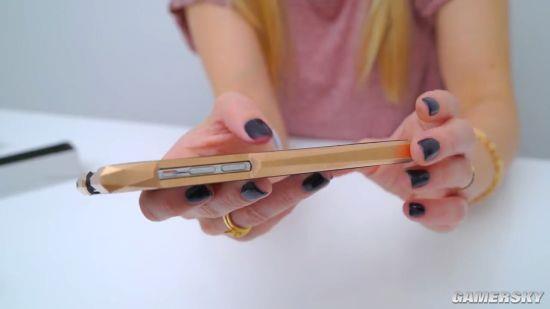 国外美女晒天价iPhone X手机壳 网友:不如买个新机