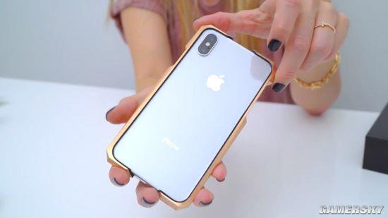 国外美女晒天价iPhone X手机壳 网友:不如买个新机