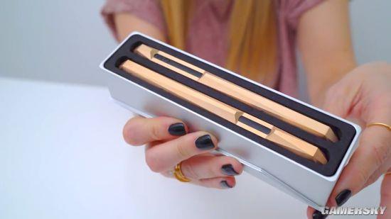 国外美女晒天价iPhone X手机壳 网友:不如买个新机