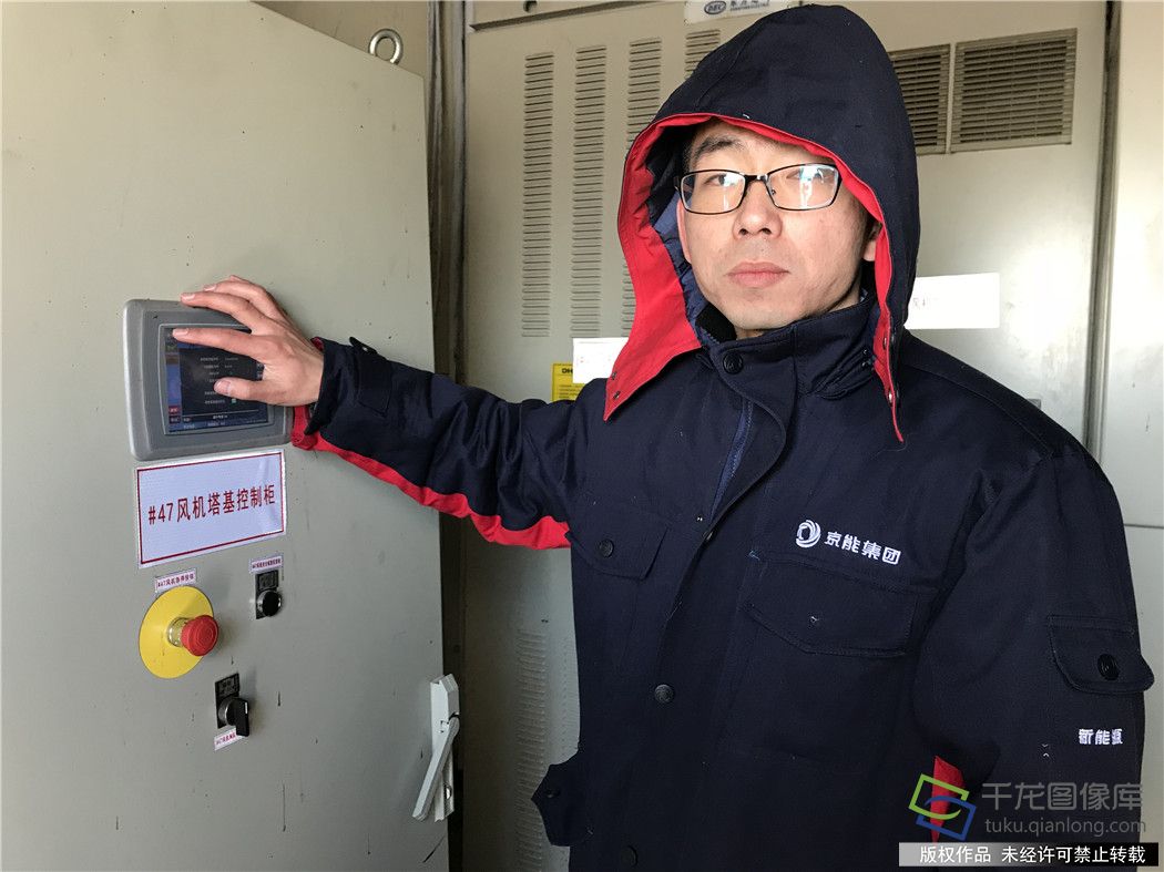 王浩霖在风机塔中介绍检修作业的注意事项。千龙网记者张博摄