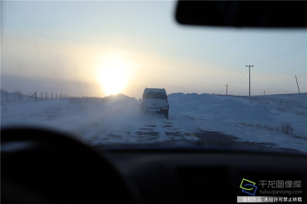 大风把地面的雪和云中下降的雪漫天翻卷，地面和天空一片白茫茫，能见度极低。通讯员王绪龙摄 千龙网发2