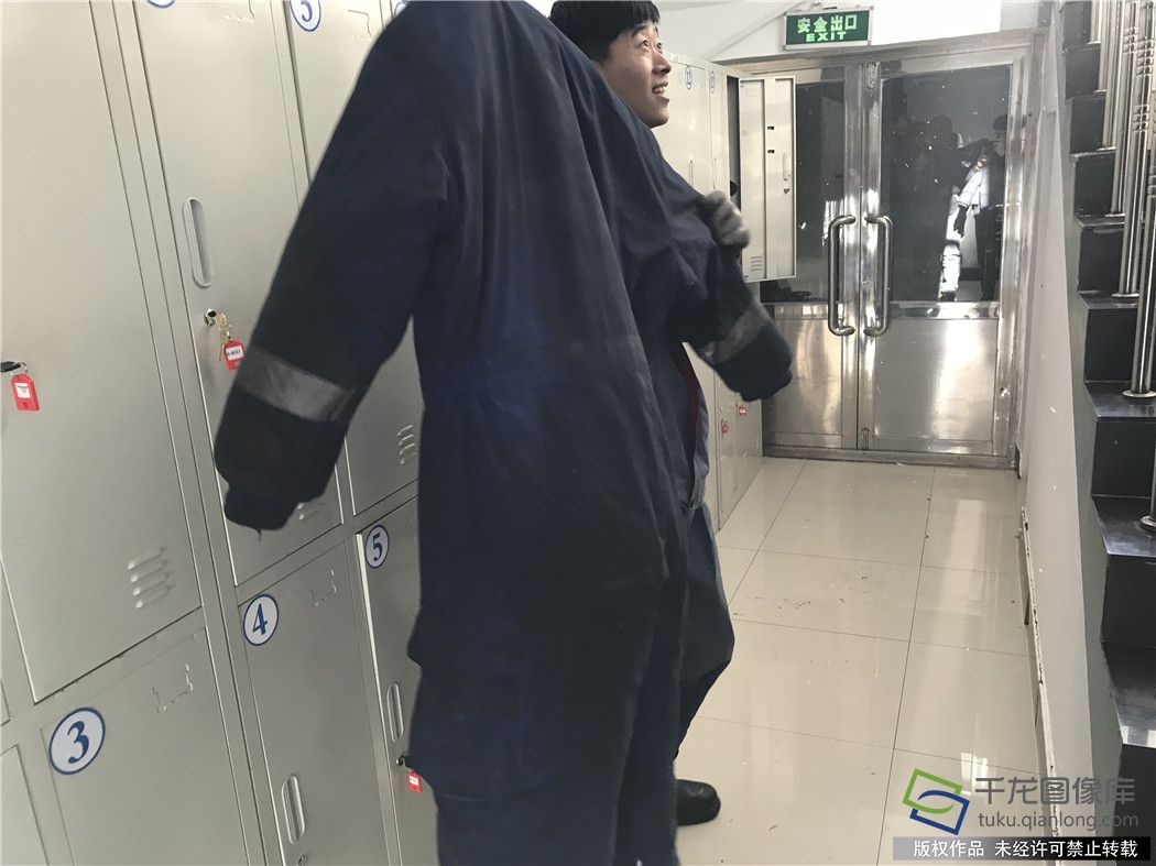 因为风机塔中空间狭小，每一次检修作业后，身上都会沾满油污。千龙网记者张博摄