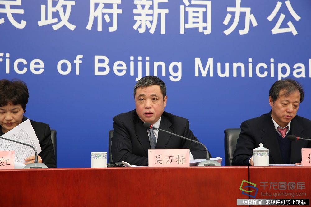 北京市统计局党组成员、副局长吴万标回答记者提问。千龙网记者 何珊摄