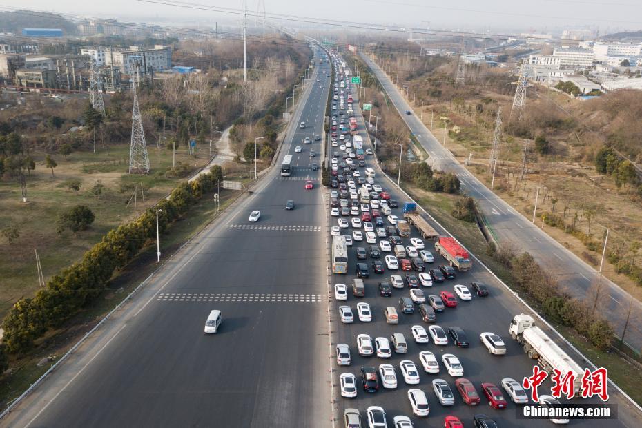 春节临近 南京高速公路现“钢铁长龙”