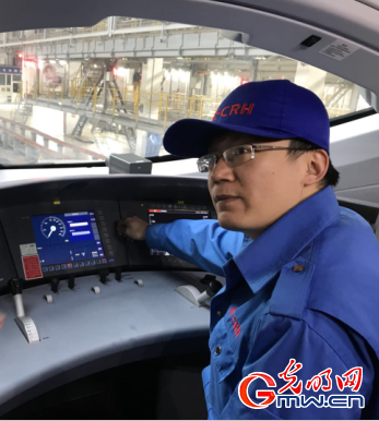 春运铁路人：让“大脑”安全运行，让旅客平安返乡