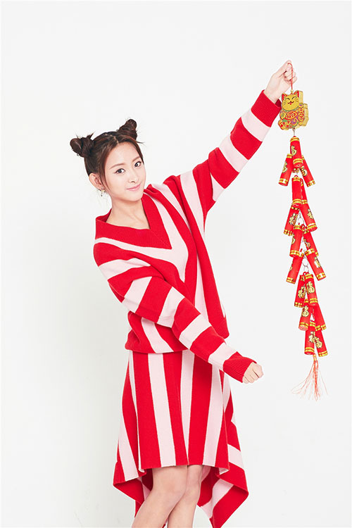 代文雯新年写真曝光 丸子头青春洋溢喜气洋洋