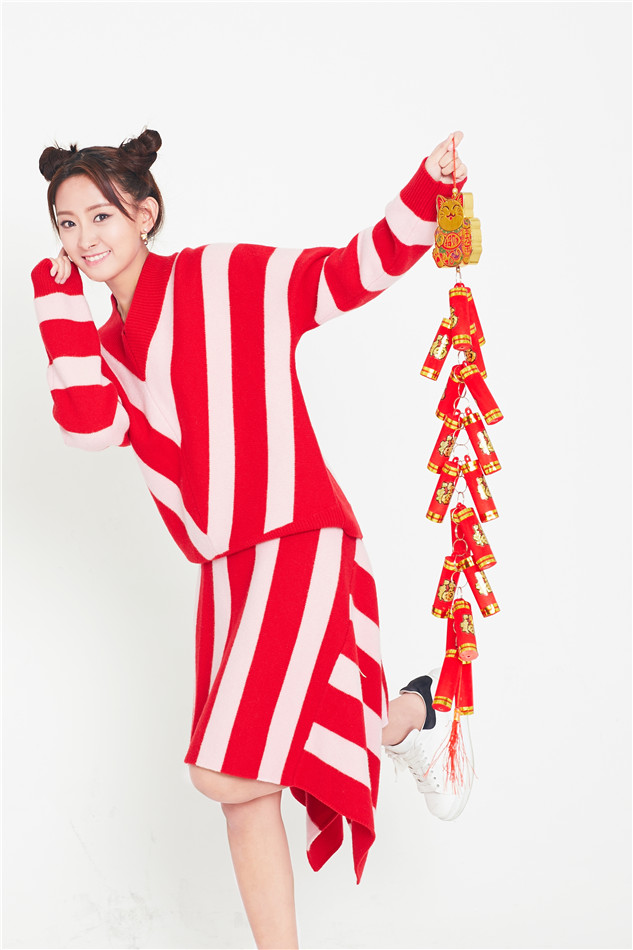 代文雯新年写真曝光 丸子头青春洋溢喜气洋洋【5】