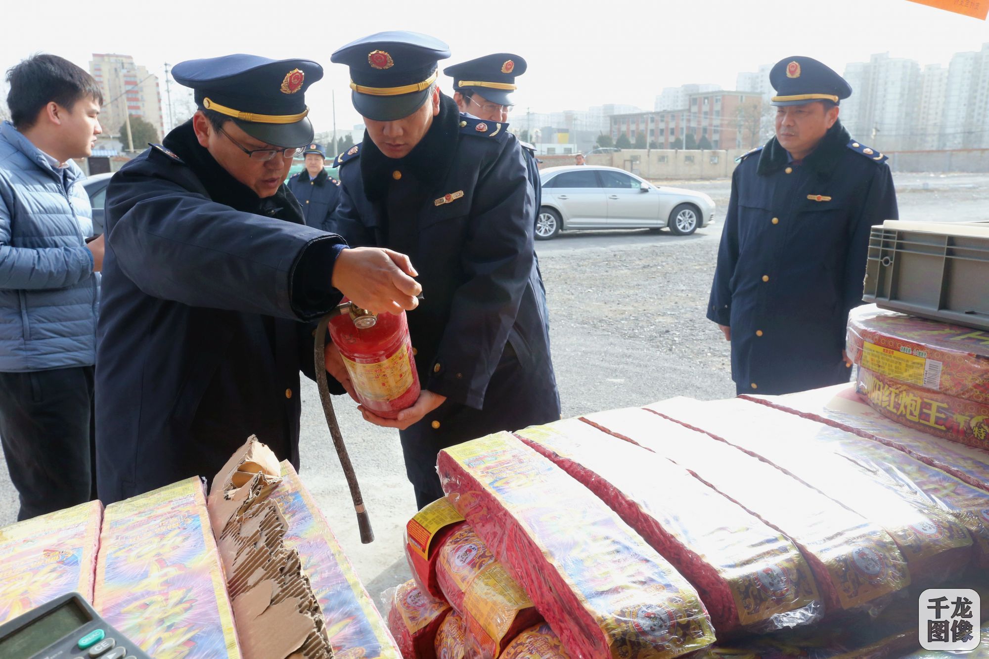 石景山工商对辖区两个烟花爆竹临时销售点进行