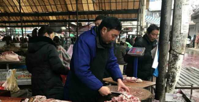 春节期间排骨36元一斤，老板说一早上卖一头猪很轻松。