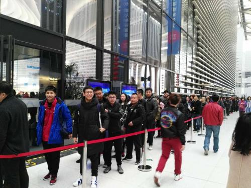 2月19日下午，滨海图书馆门外排起长队。<a target='_blank' href='http://www.chinanews.com/' >中新网</a>记者 宋宇晟 摄
