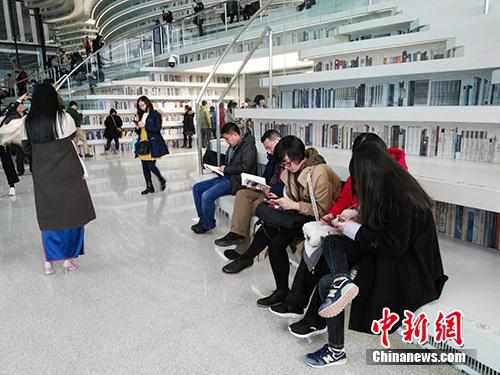 春节期间，滨海图书馆迎来客流高峰。<a target='_blank' href='http://www.chinanews.com/' >中新网</a>记者 宋宇晟 摄