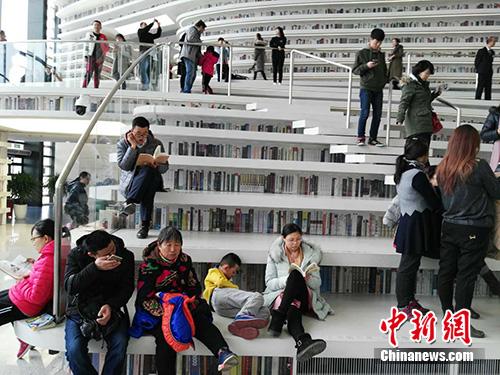 春节期间，滨海图书馆迎来客流高峰。图为图书馆中的阅读者。<a target='_blank' href='http://www.chinanews.com/' >中新网</a>记者 宋宇晟 摄