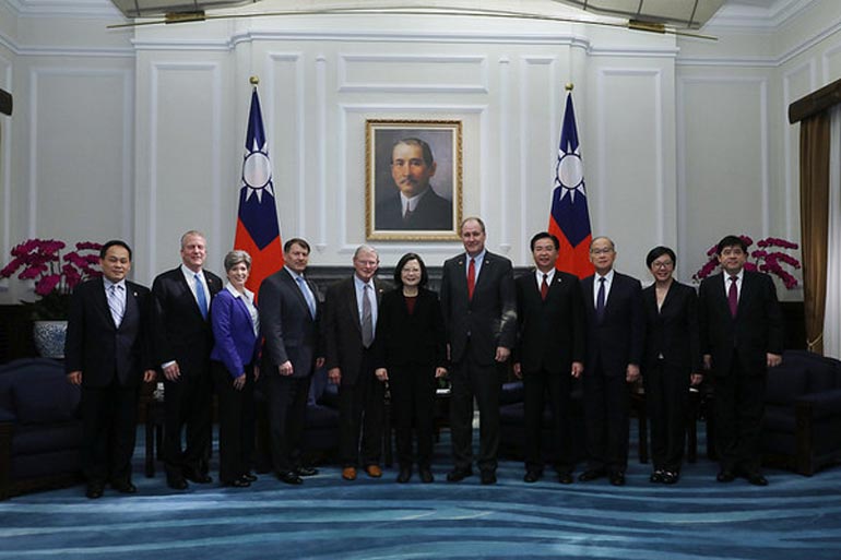 美议员团访台对蔡示爱并提军售 专家:来要好