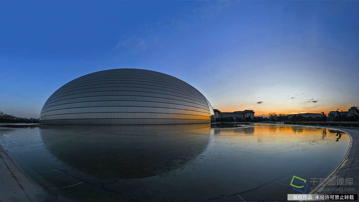 1月9日,北京国家大剧院在蓝天下显得格外恢弘( 图片来源:tuku.qianlong.com)。吴鲁萍摄 千龙网发