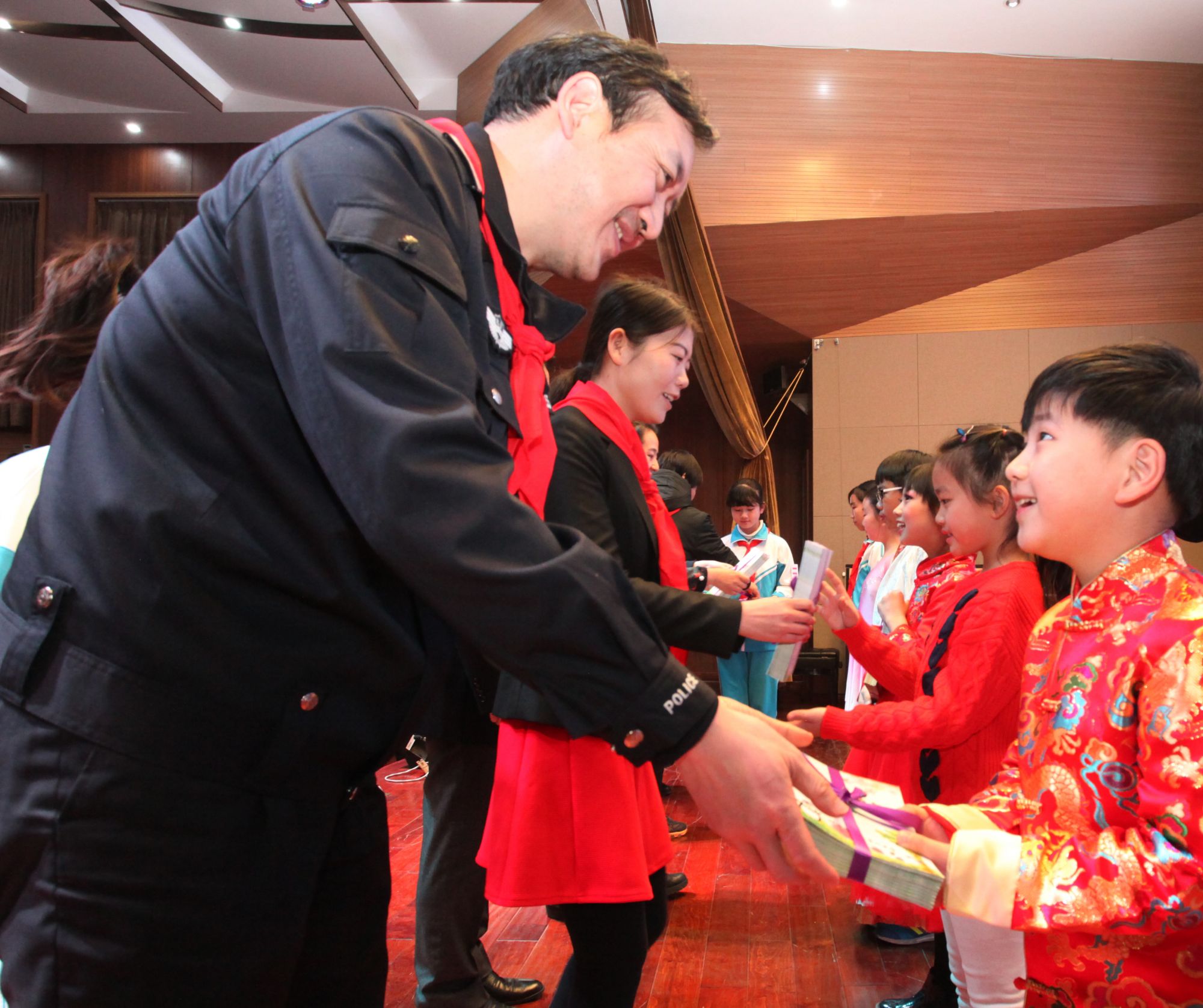 汇文一小的开学典礼上，学校把由老师们编写的《二十四节气》读本发给了每一位同学。汇文一小传统文化教育的园地又增添了新成员。郭绍洁摄4