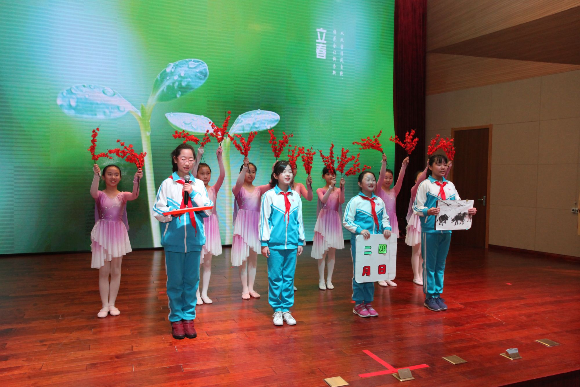汇文一小的开学典礼上，学校把由老师们编写的《二十四节气》读本发给了每一位同学。汇文一小传统文化教育的园地又增添了新成员。郭绍洁摄3
