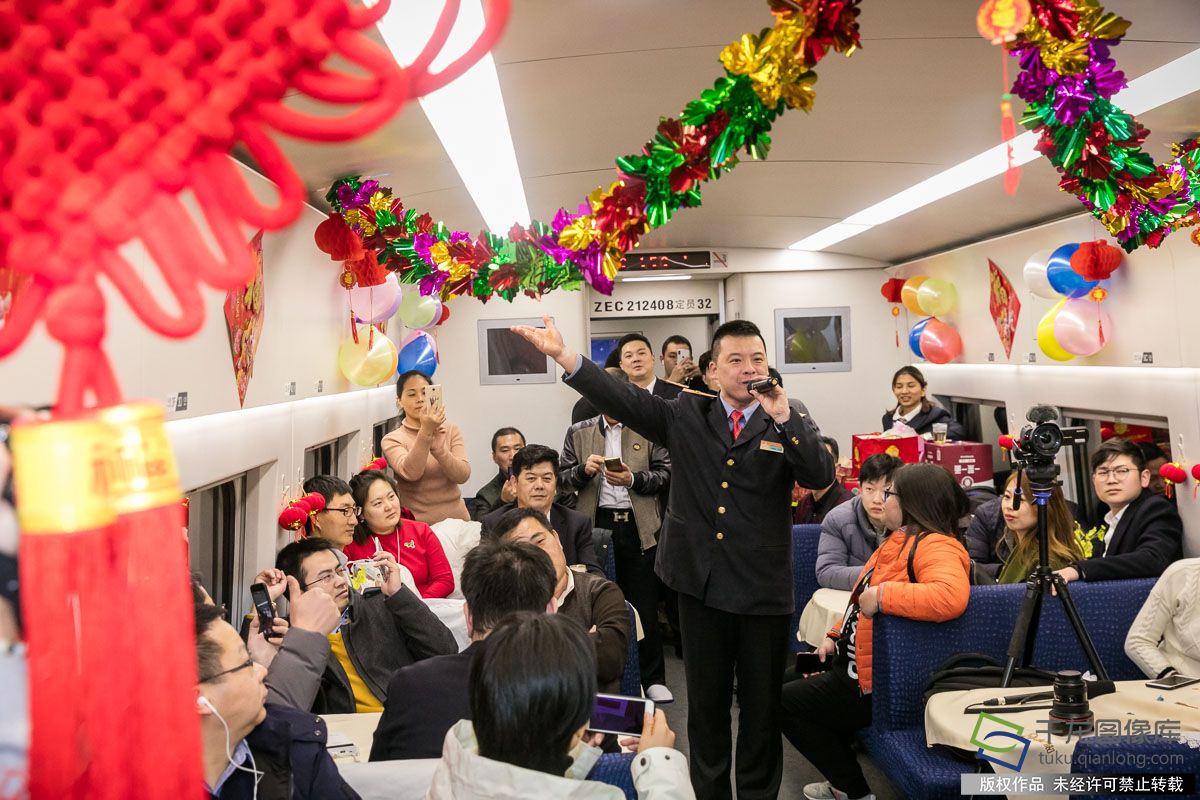 动车上的元宵晚会?D321乘务员这波操作赢了
