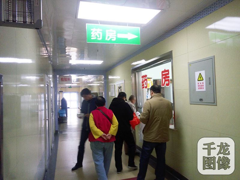 图为方庄社区卫生服务中心药房前排队取药的患者。千龙网记者 查甜甜摄