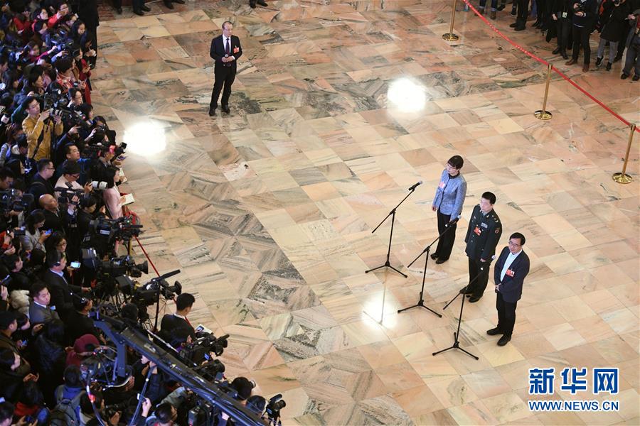 　　3月3日，中国人民政治协商会议第十三届全国委员会第一次会议在北京人民大会堂开幕。这是全国政协委员杨利伟、潘建伟、赵红卫在“委员通道”接受采访。新华社记者 王建华 摄