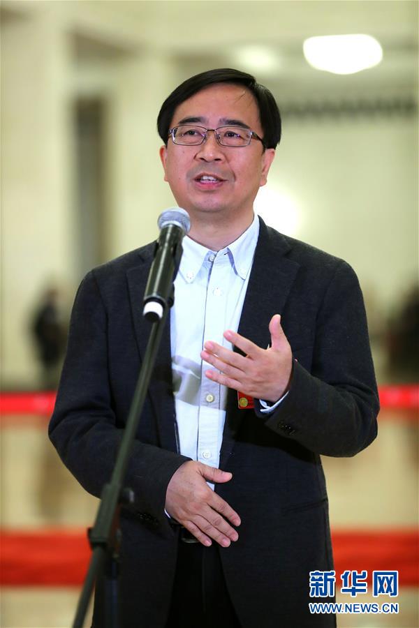 　3月3日，中国人民政治协商会议第十三届全国委员会第一次会议在北京人民大会堂开幕。这是全国政协委员潘建伟在“委员通道”接受采访。新华社记者张玉薇摄
