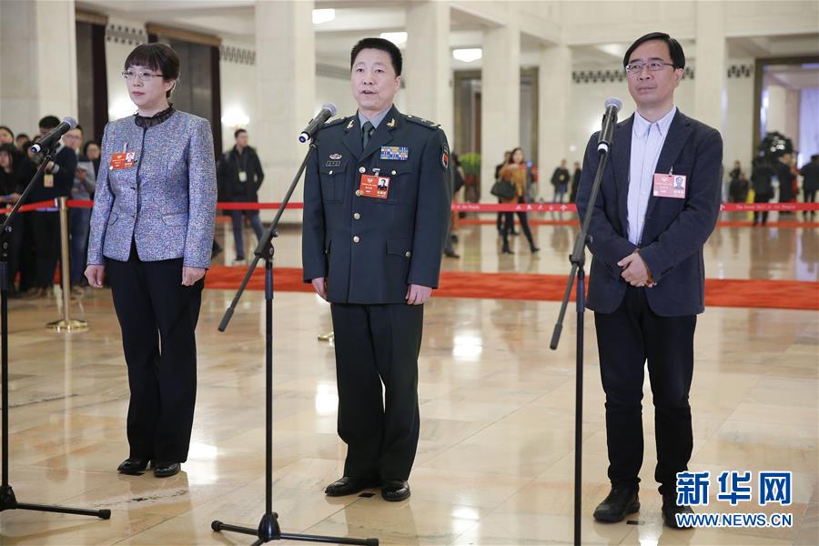 　　3月3日，中国人民政治协商会议第十三届全国委员会第一次会议在北京人民大会堂开幕。这是全国政协委员杨利伟（中）、潘建伟（右）、赵红卫在“委员通道”接受采访。新华社记者张玉薇摄