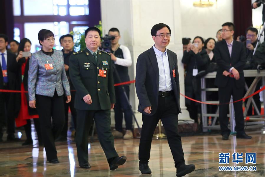 　　3月3日，中国人民政治协商会议第十三届全国委员会第一次会议在北京人民大会堂开幕。这是全国政协委员杨利伟（中）、潘建伟（右）、赵红卫准备在“委员通道”接受采访。新华社记者张玉薇摄