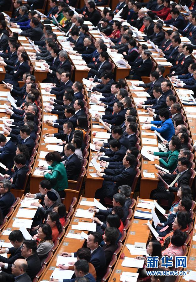 　　3月3日，中国人民政治协商会议第十三届全国委员会第一次会议在北京人民大会堂开幕。这是委员们在认真听会。 新华社记者 高洁 摄