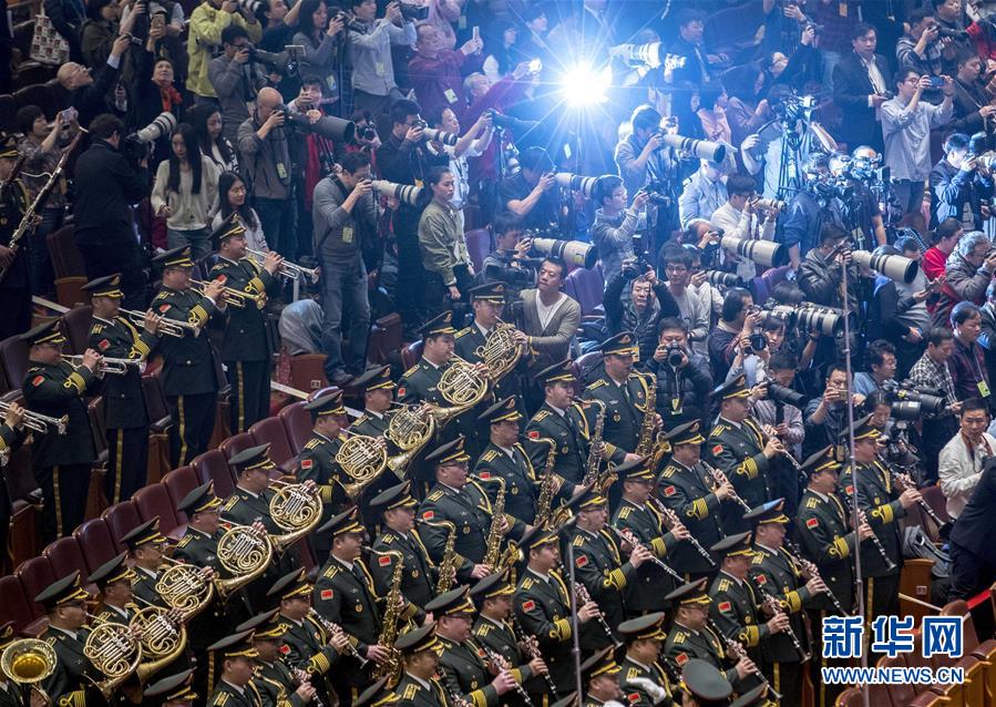 　　3月3日，中国人民政治协商会议第十三届全国委员会第一次会议在北京人民大会堂开幕。这是军乐团在演奏。 新华社记者 王晔 摄
