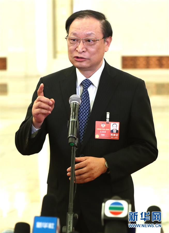 　3月3日，中国人民政治协商会议第十三届全国委员会第一次会议在北京人民大会堂开幕。这是国家中医药管理局局长王国强在接受采访。新华社记者 邢广利 摄