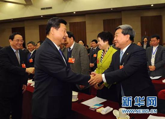 2013年3月4日，习近平看望出席全国政协十二届一次会议科协、科技界委员并参加联组讨论。新华社记者 饶爱民 摄