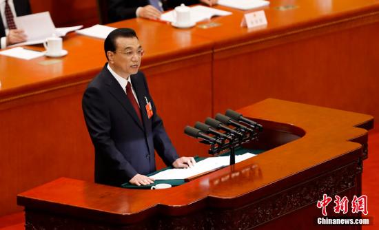 3月5日,十三届全国人大一次会议在北京开幕。图为国务院总理李克强作政府工作报告。<a target='_blank' href='http://www.chinanews.com/'>中新社</a>记者 杜洋 摄 点击进入下一页