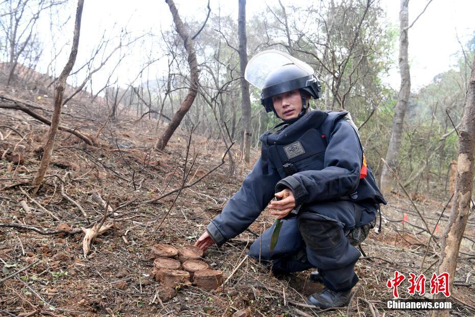 直击中越边境广西段扫雷 搜排手&ldquo;全副武装&rdquo;上阵