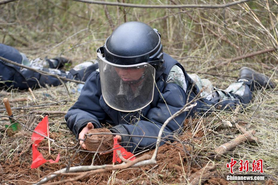 直击中越边境广西段扫雷 搜排手&ldquo;全副武装&rdquo;上阵
