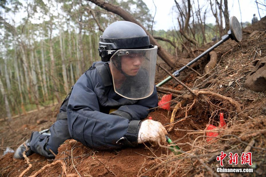直击中越边境广西段扫雷 搜排手&ldquo;全副武装&rdquo;上阵