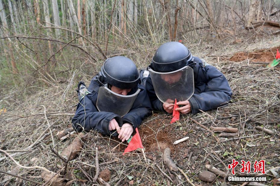 直击中越边境广西段扫雷 搜排手&ldquo;全副武装&rdquo;上阵