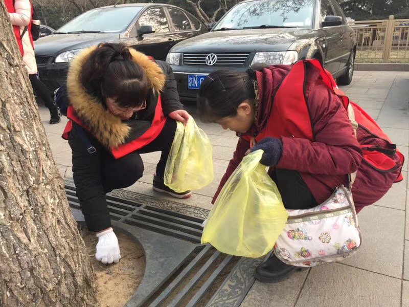 北京市慈善义工联合会30余名党员义工广泛开