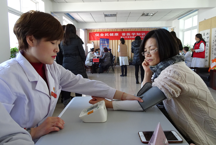 顺义胜利街道情系三八节 送医进社区义诊暖人