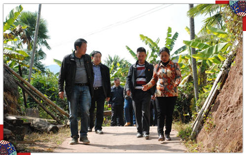 春节前为全国两会提案下乡调研的魏艺红（右一）（张凡摄）