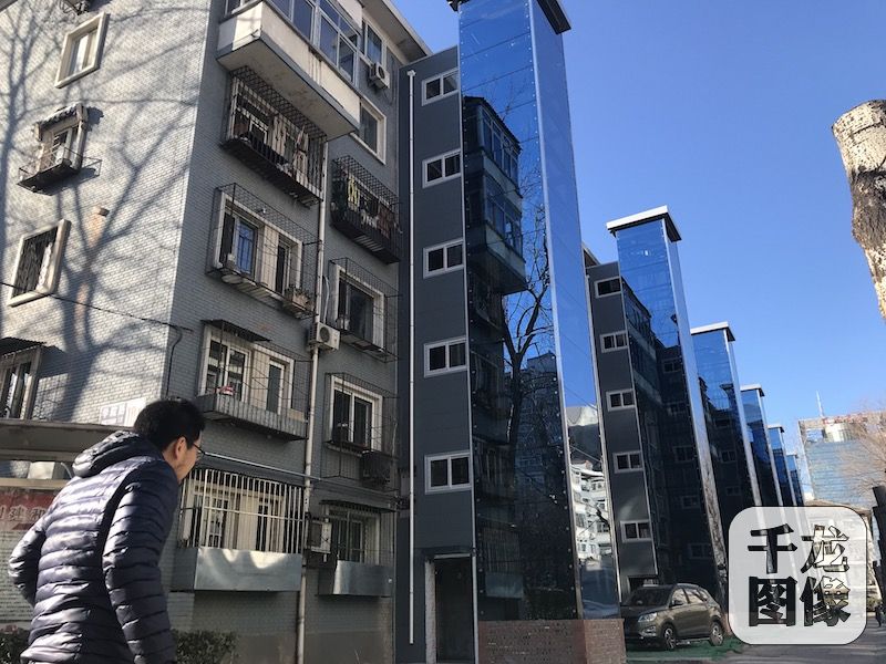 图为北航社区104号楼加装的电梯。千龙网记者 秦胜南摄