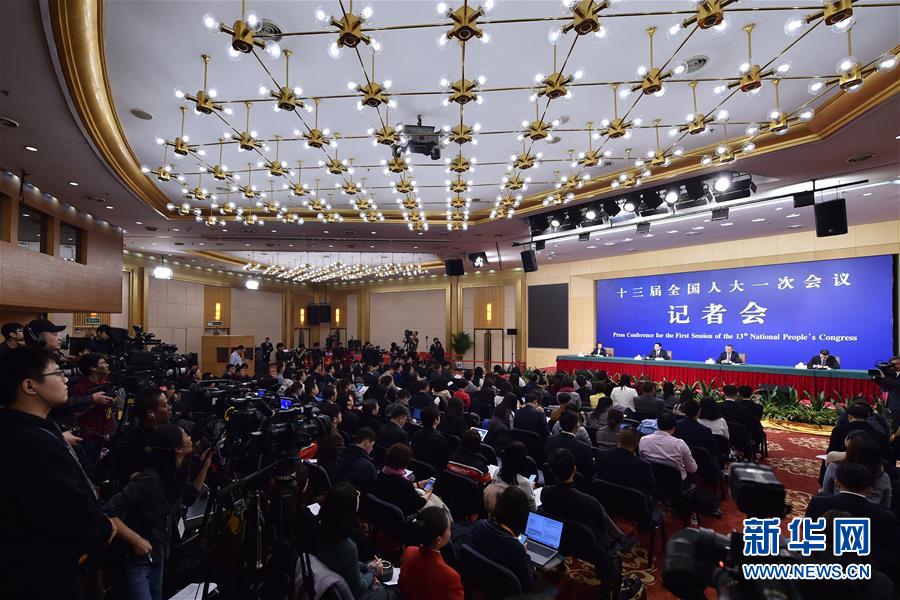 　　3月10日，十三届全国人大一次会议新闻中心举行记者会，邀请国务院国资委主任肖亚庆、副秘书长兼新闻发言人彭华岗就“国有企业改革发展”相关问题回答中外记者提问。新华社记者 李鑫 摄 