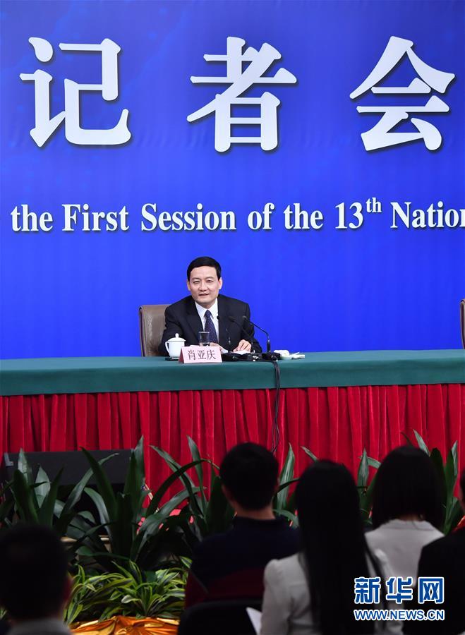 　　3月10日，十三届全国人大一次会议新闻中心举行记者会，邀请国务院国资委主任肖亚庆、副秘书长兼新闻发言人彭华岗就“国有企业改革发展”相关问题回答中外记者提问。新华社记者 李鑫 摄