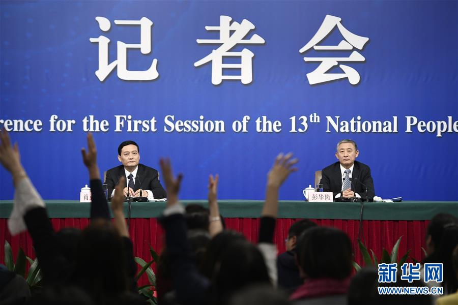 　　3月10日，十三届全国人大一次会议新闻中心举行记者会，邀请国务院国资委主任肖亚庆、副秘书长兼新闻发言人彭华岗就“国有企业改革发展”相关问题回答中外记者提问。新华社记者 王鹏 摄