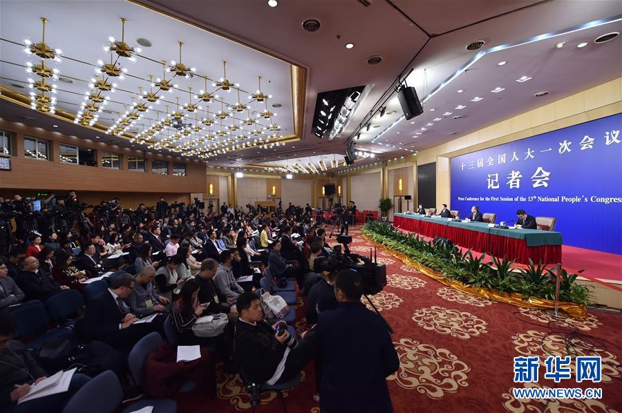 　　3月10日，十三届全国人大一次会议新闻中心举行记者会，邀请国务院国资委主任肖亚庆、副秘书长兼新闻发言人彭华岗就“国有企业改革发展”相关问题回答中外记者提问。新华社记者 李鑫 摄