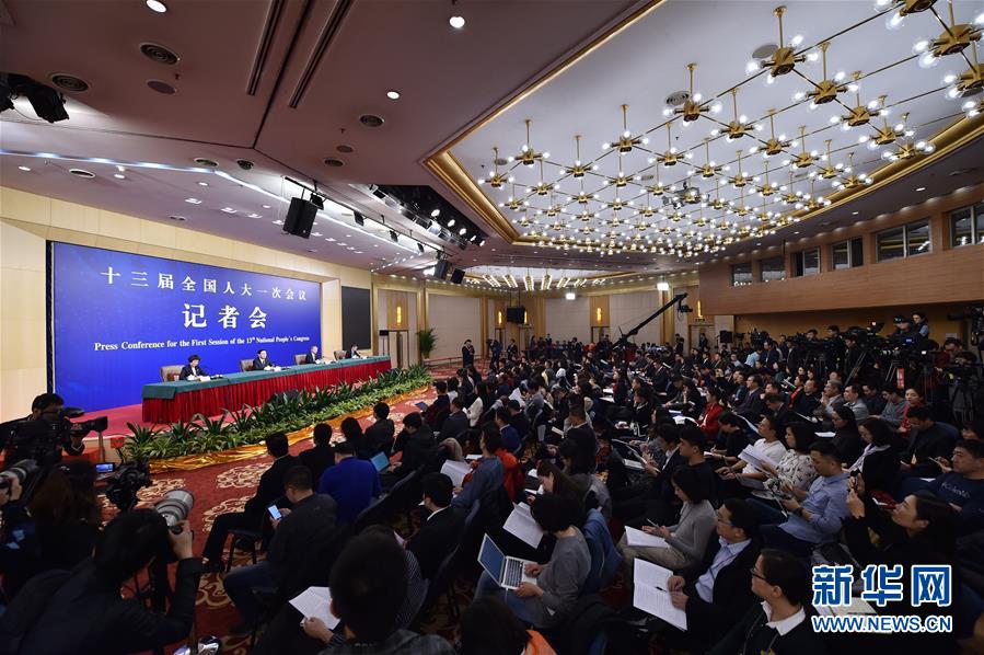 　　3月10日，十三届全国人大一次会议新闻中心举行记者会，邀请国务院国资委主任肖亚庆、副秘书长兼新闻发言人彭华岗就“国有企业改革发展”相关问题回答中外记者提问。新华社记者 李鑫 摄