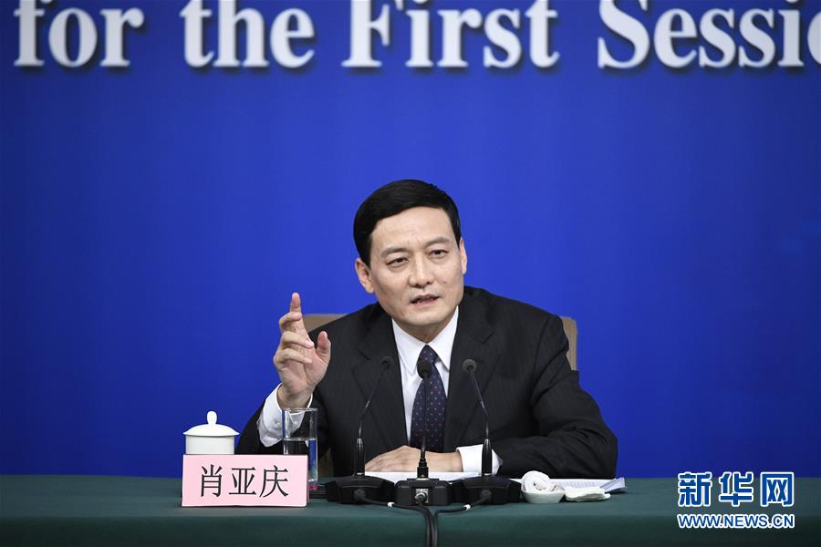 　　3月10日，十三届全国人大一次会议新闻中心举行记者会，邀请国务院国资委主任肖亚庆、副秘书长兼新闻发言人彭华岗就“国有企业改革发展”相关问题回答中外记者提问。这是肖亚庆回答记者提问。新华社记者 王鹏 摄