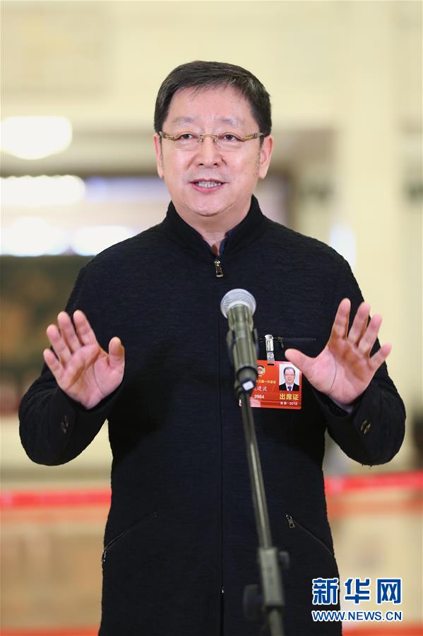 　　3月10日，全国政协十三届一次会议在北京人民大会堂举行第三次全体会议。这是全国政协委员戚建波在“委员通道”接受采访。新华社记者张玉薇摄